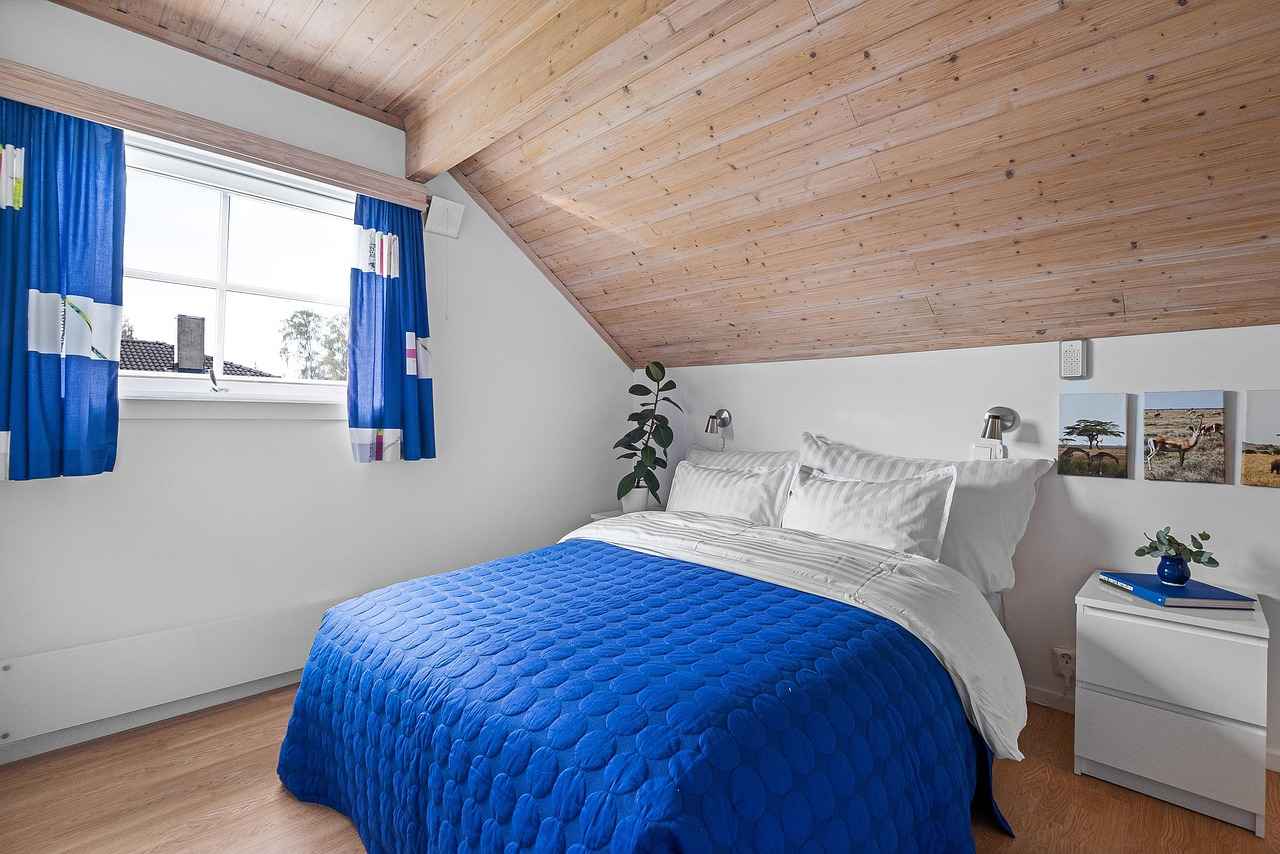 30+ Elegant Simple Bed Back Design Ideas for a Minimalist Look 6 Accessorizing Your Minimalist Bedroom