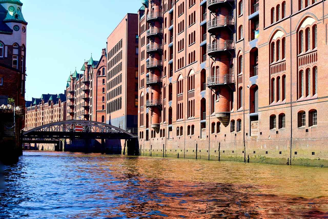 7. Incorporating Bed Designs with Drawers into Small Spaces