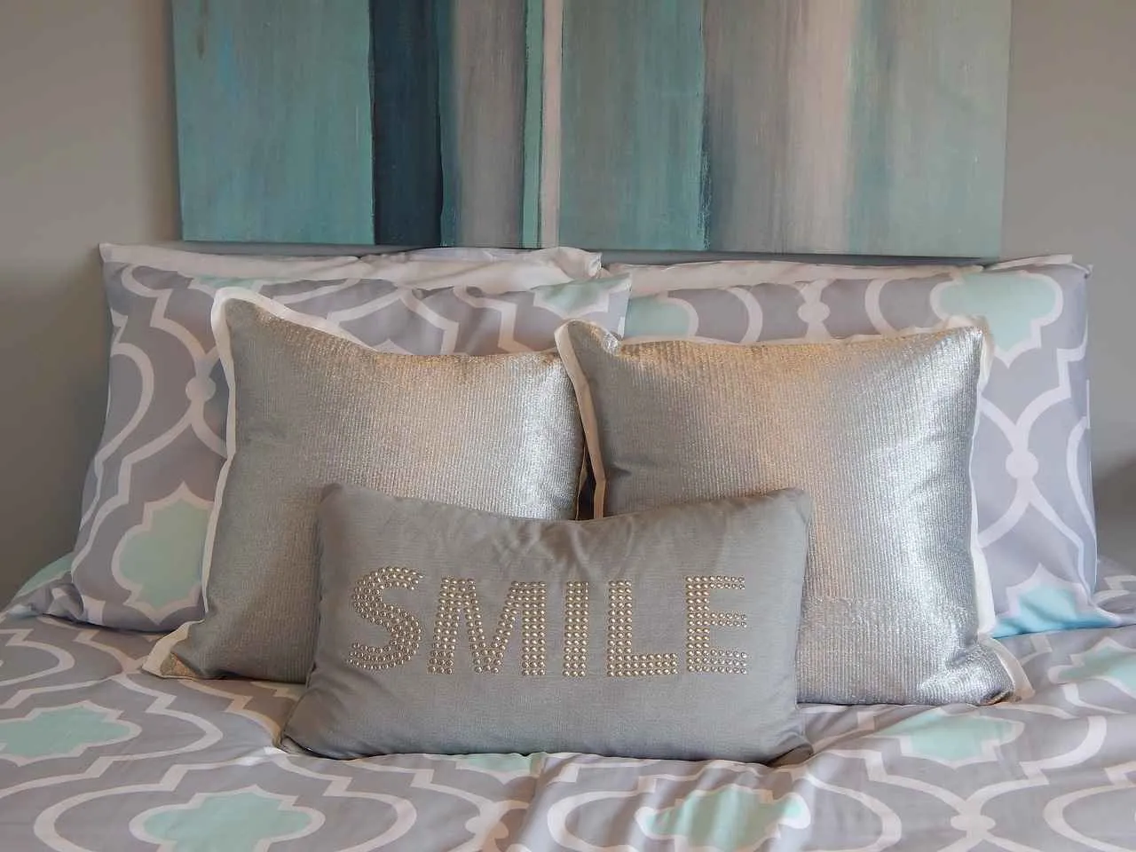 Chic & Modern Grey Colour Bed Design Ideas for a Stylish Bedroom