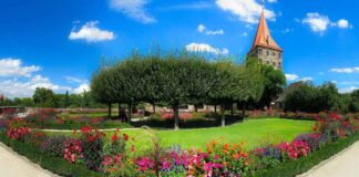 Elegant & Durable Teak Bed Design Inspirations Elegant & Durable Teak Bed Design Inspirations