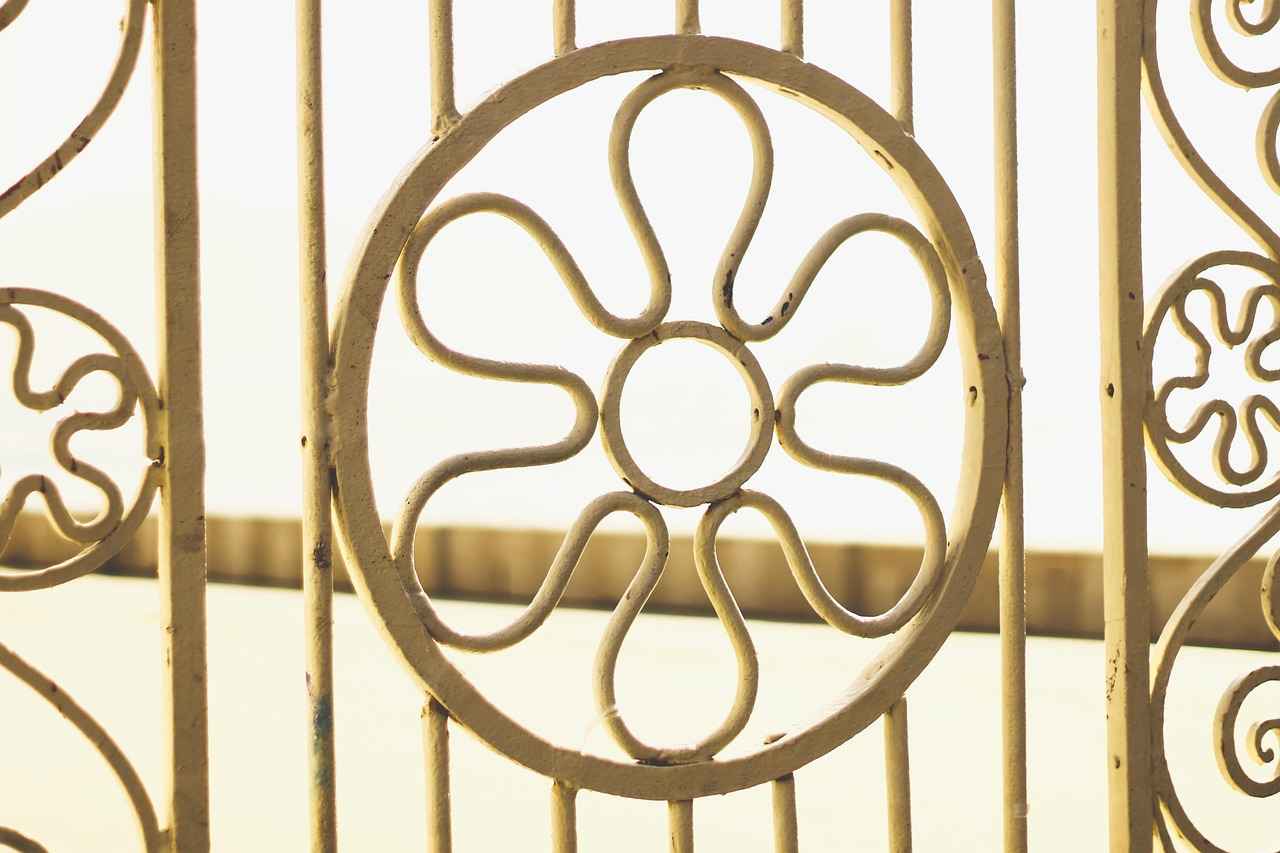 Top Iron Bed Design Ideas for a Strong & Stylish Bedroom 2 Popular Iron Bed Styles